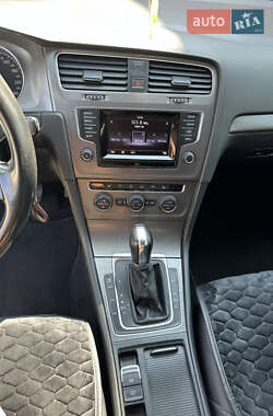 Хэтчбек Volkswagen Golf 2013 в 