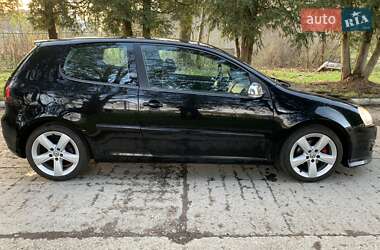 Хэтчбек Volkswagen Golf 2005 в 
