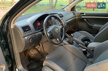 Хэтчбек Volkswagen Golf 2005 в 