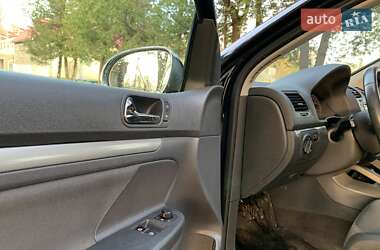 Хэтчбек Volkswagen Golf 2005 в 