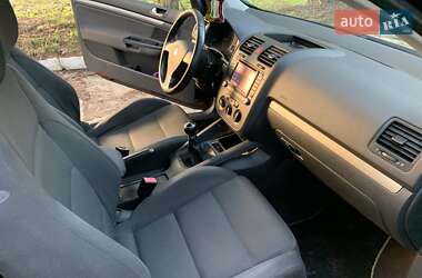 Хэтчбек Volkswagen Golf 2005 в 
