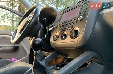 Хэтчбек Volkswagen Golf 2005 в 