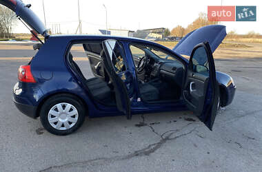 Хэтчбек Volkswagen Golf 2005 в 