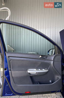 Хэтчбек Volkswagen Golf 2005 в 