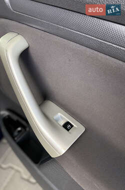 Хэтчбек Volkswagen Golf 2005 в 