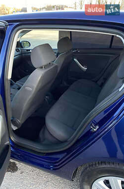 Хэтчбек Volkswagen Golf 2005 в 