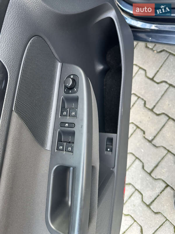 Хэтчбек Volkswagen Golf 2006 в Черновцах