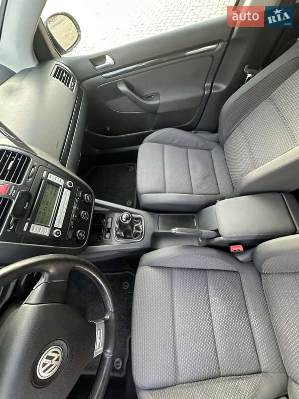 Хэтчбек Volkswagen Golf 2006 в Черновцах