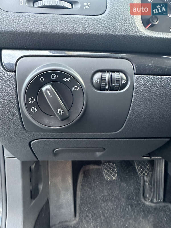 Хэтчбек Volkswagen Golf 2006 в Черновцах