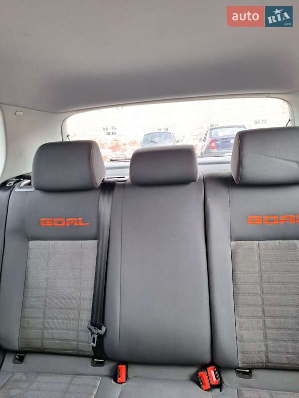 Хэтчбек Volkswagen Golf 2006 в Черновцах