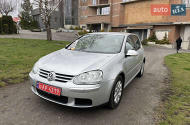 Хэтчбек Volkswagen Golf 2005 в 