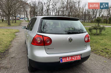 Хэтчбек Volkswagen Golf 2005 в 