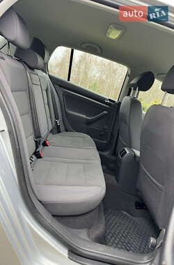 Хэтчбек Volkswagen Golf 2005 в 