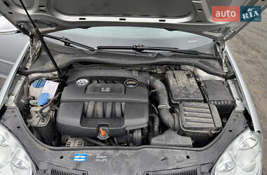 Хэтчбек Volkswagen Golf 2005 в 