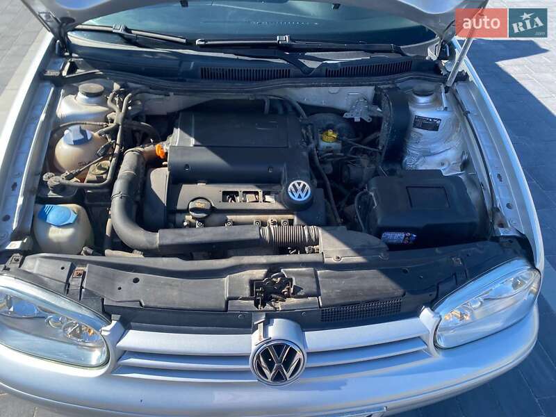 Хетчбек Volkswagen Golf 2003 в Мостиській