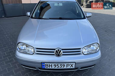 Хэтчбек Volkswagen Golf 2001 в 