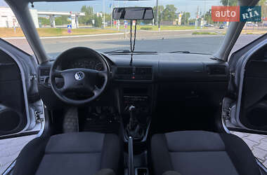 Хэтчбек Volkswagen Golf 2001 в 