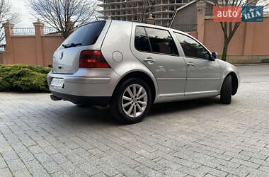 Хэтчбек Volkswagen Golf 2001 в 
