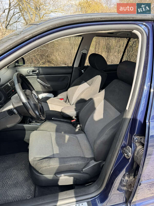 Хэтчбек Volkswagen Golf 2003 в Богодухове