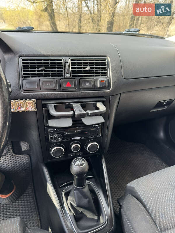 Хэтчбек Volkswagen Golf 2003 в Богодухове