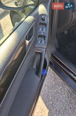 Хэтчбек Volkswagen Golf 2010 в 