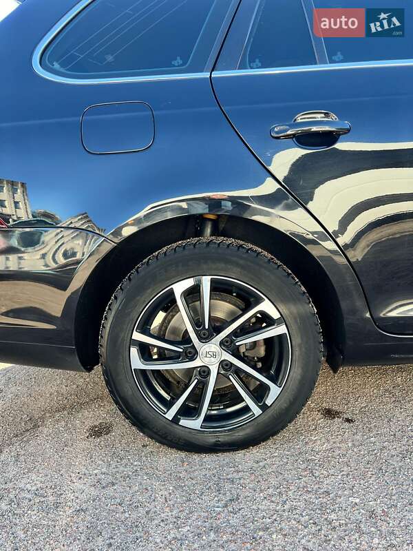 Универсал Volkswagen Golf 2011 в Чернигове