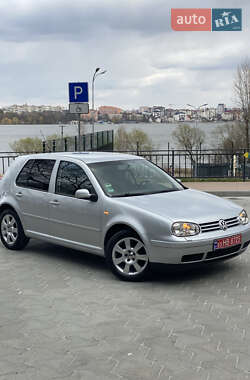 Хэтчбек Volkswagen Golf 2003 в 