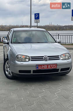 Хэтчбек Volkswagen Golf 2003 в 