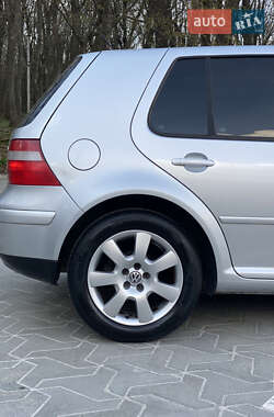 Хэтчбек Volkswagen Golf 2003 в 