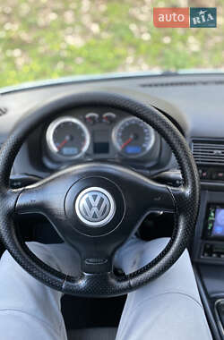 Хэтчбек Volkswagen Golf 2003 в 