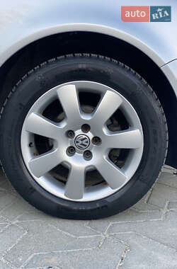 Хэтчбек Volkswagen Golf 2003 в 