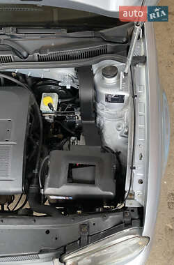 Хэтчбек Volkswagen Golf 2003 в 