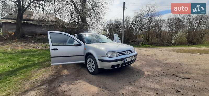 Хетчбек Volkswagen Golf 1998 в 
