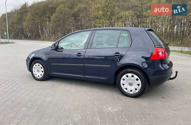 Хэтчбек Volkswagen Golf 2005 в 
