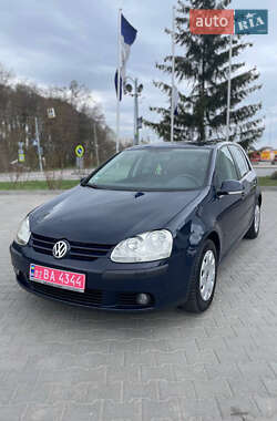 Хэтчбек Volkswagen Golf 2005 в 