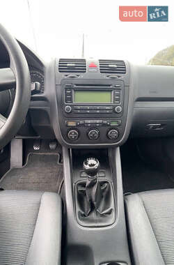 Хэтчбек Volkswagen Golf 2005 в 