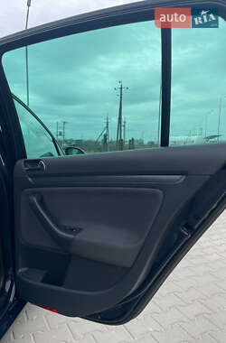 Хэтчбек Volkswagen Golf 2005 в 