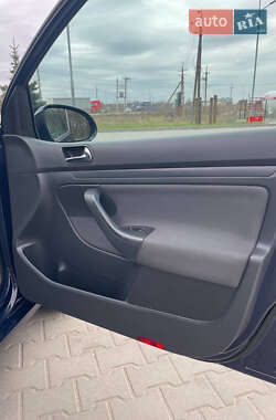 Хэтчбек Volkswagen Golf 2005 в 