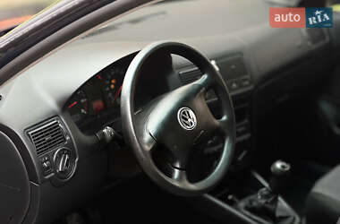 Хэтчбек Volkswagen Golf 2001 в 