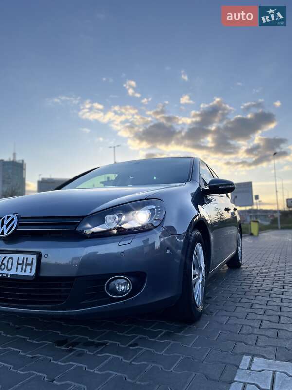 Хетчбек Volkswagen Golf 2011 в 