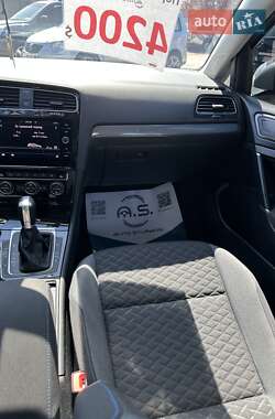 Хэтчбек Volkswagen Golf 2019 в 