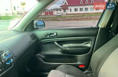 Хэтчбек Volkswagen Golf 2002 в 
