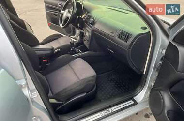Хэтчбек Volkswagen Golf 2002 в 