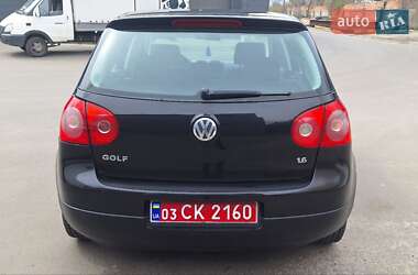 Хэтчбек Volkswagen Golf 2005 в 