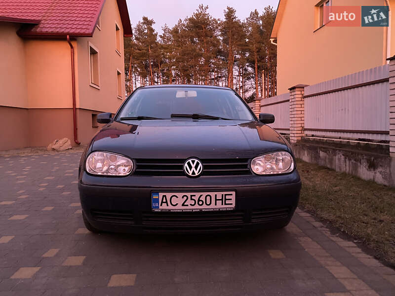 Хетчбек Volkswagen Golf 2000 в 