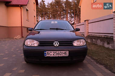 Хетчбек Volkswagen Golf 2000 в 