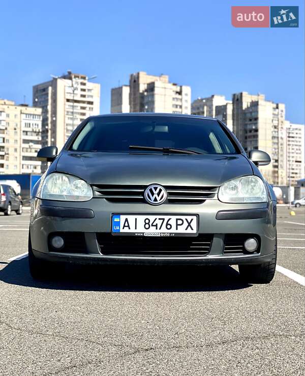 Хэтчбек Volkswagen Golf 2005 в 