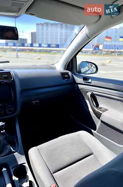 Хэтчбек Volkswagen Golf 2005 в 