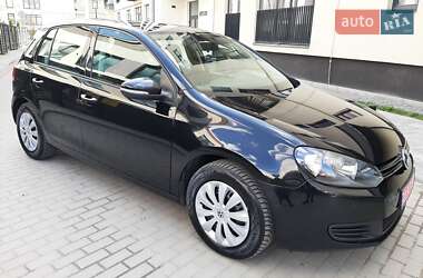Хэтчбек Volkswagen Golf 2010 в 