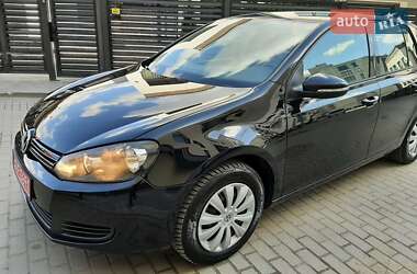 Хэтчбек Volkswagen Golf 2010 в 